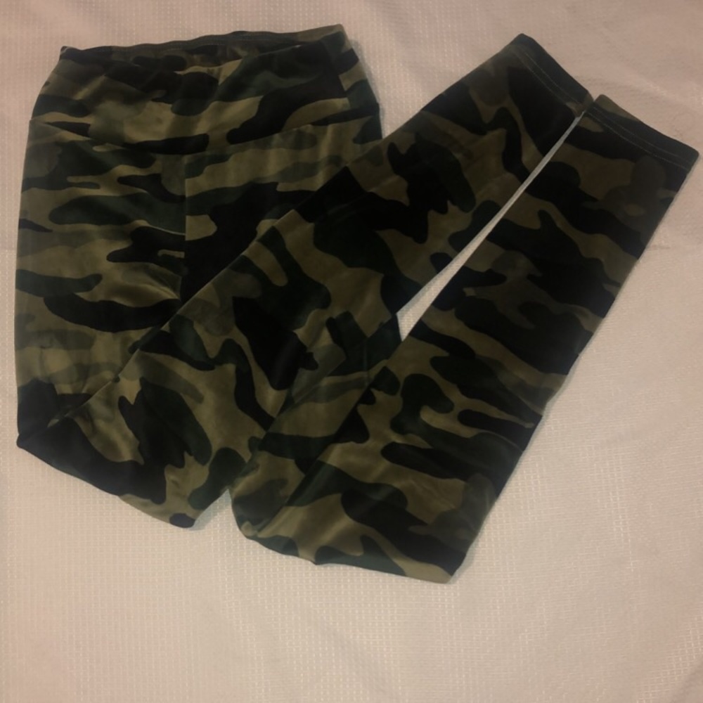 (2/$10) SUPER SOFT CAMO LEGGINGS!